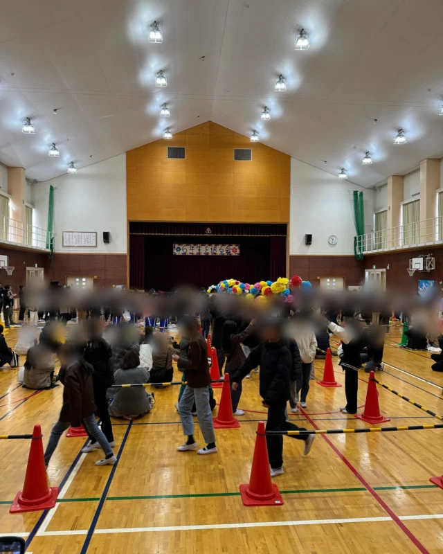 今日小学校では6年生を送る会が開催されました。
在校生の皆さんが心を込めて6年生を送り出す姿に、温かい気持ちになりました😊この素晴らしい伝統が続いていくことで、これからも子どもたちは思いやりや感謝の気持ちを学んでいくのだと感じました。
6年生の皆さん、卒業おめでとうございます㊗️
在校生の皆さんも、来年以降の活躍を楽しみにしています☺️
(実行委員会、学校運営協議会委員　清水）
